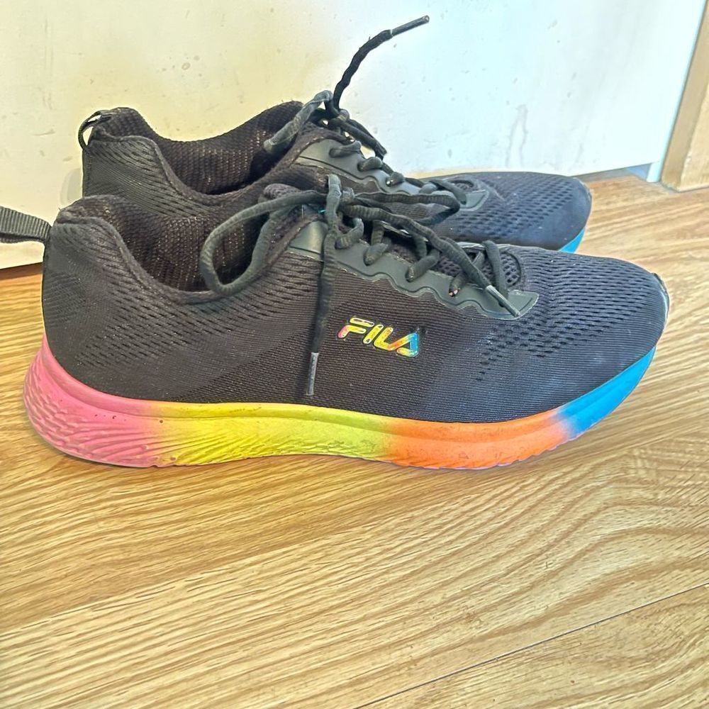 Fila Womens shoes 10
Tennis shoes
Lace up